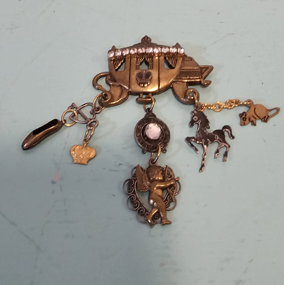 Vintage 1960's Cinderella Carriage pin - Picture 3 of 3